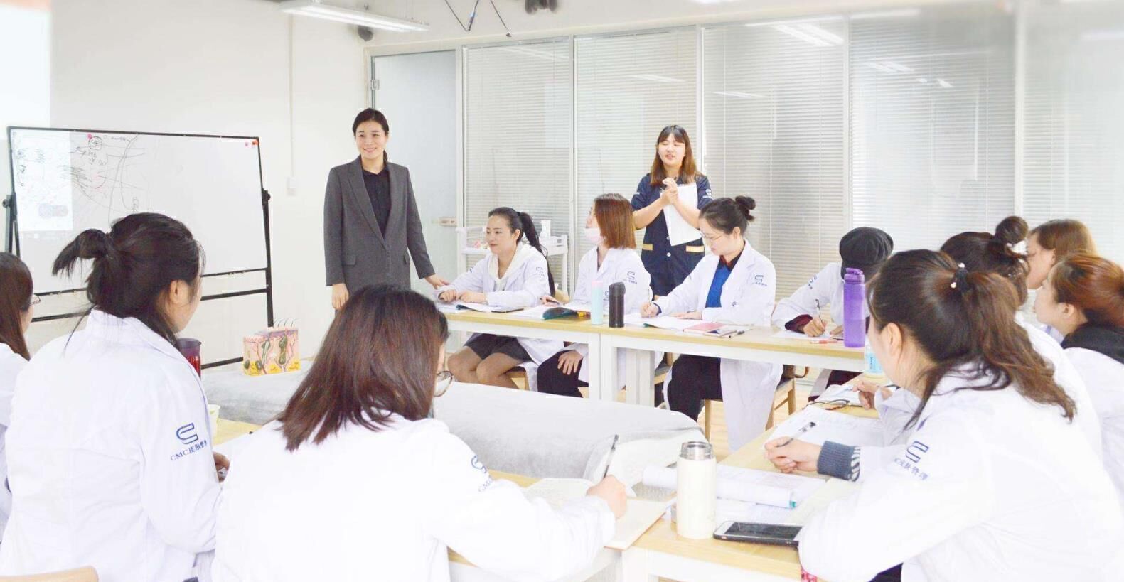 <a href='http://m.mmxudianchi.com/'>美容院加盟店</a>如何鎖定品牌效應(yīng)？